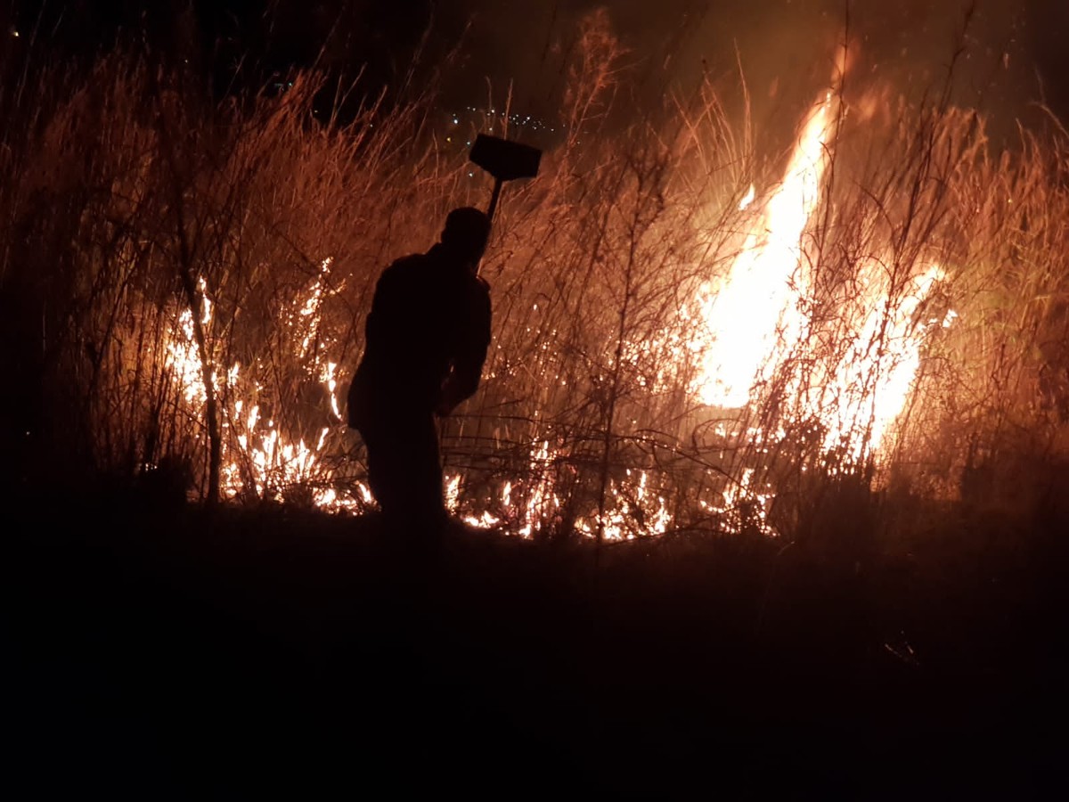 Incêndio destrói área de vegetação no bairro Eldorado, em Montes Claros