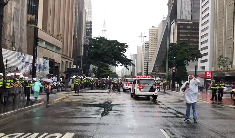 Polícia acompanha manifestantes na Avenida Paulista — Foto: TV Globo