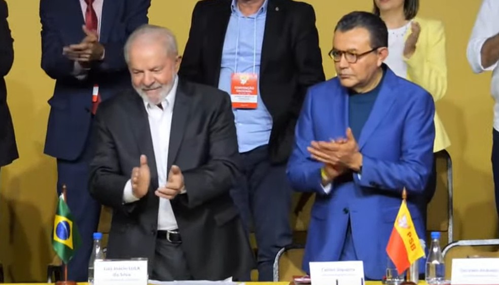 O ex-presidente Luiz Inácio Lula da Silva e o presidente do PSB, Carlos Siqueira,durante a convenção nacional do partido nesta sexta — Foto: Reprodução/Redes Sociais