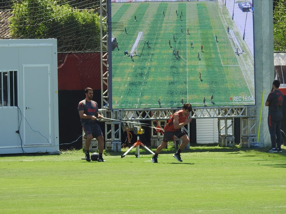 Rodrigo Caio na atividade desta sexta-feira &mdash; Foto: Fred Gomes