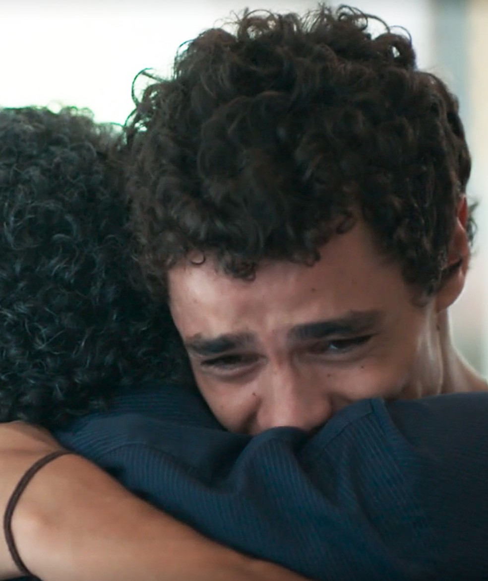 Tato (Matheus Abreu) recebe o abraço do pai em 'Malhação - Viva a Diferença' — Foto: Globo