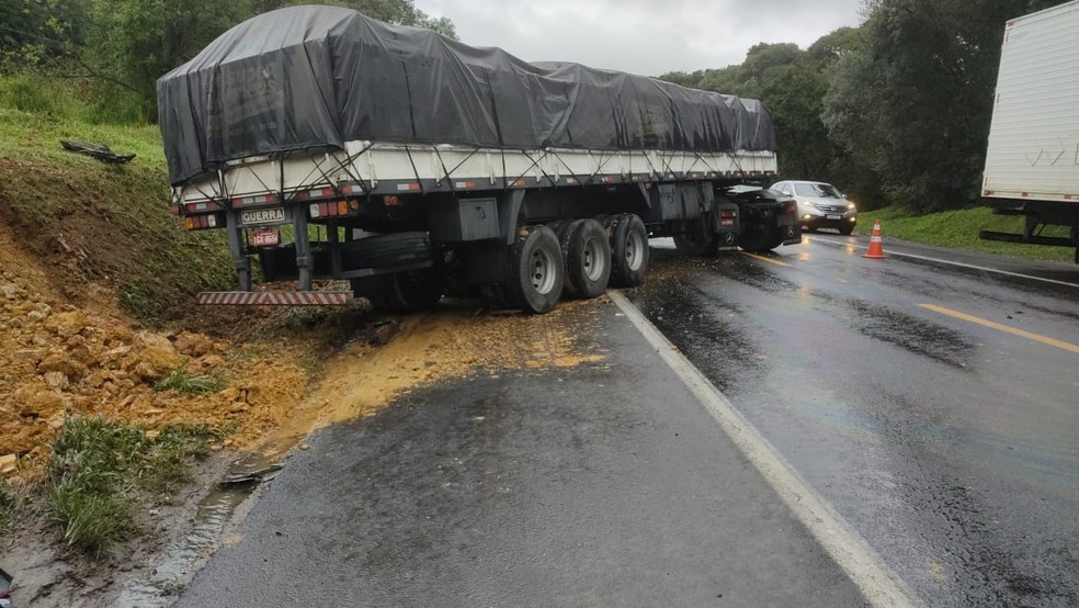Acidente envolveu carro, caminhão e duas carretas  — Foto: PRF/ Divulgação
