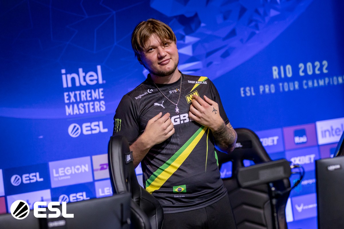 IEM Major Rio s1mple dança "Ai se eu te pego" no palco csgo ge