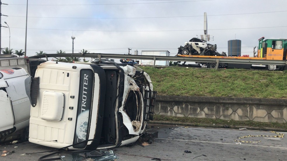 Caminhão tombou após acidente na madrugada desta quinta-feira na BR-101 em Palhoça — Foto: Bárbara Barbosa/ NSC TV