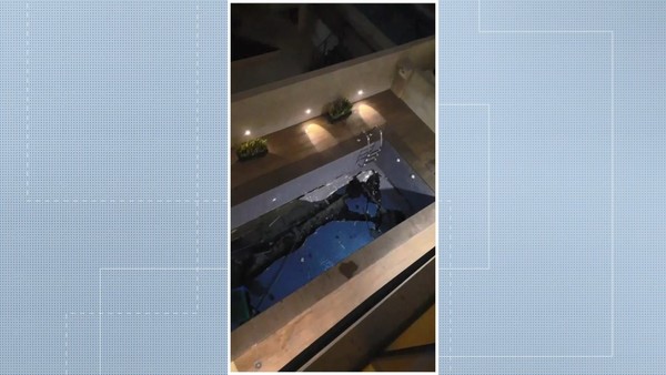 Piscina desabou sobre garagem de prédio em Itaparica, Vila Velha — Foto: Reprodução/TV Gazeta