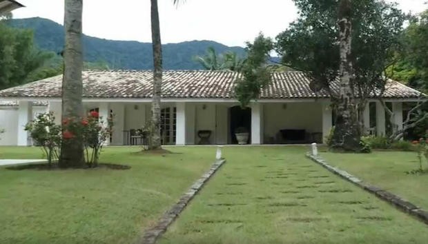 Na área externa, a mansão de Ana Maria Braga tem um jardim cheio de plantas e flores, enfeitado com esculturas (Foto: Reprodução )