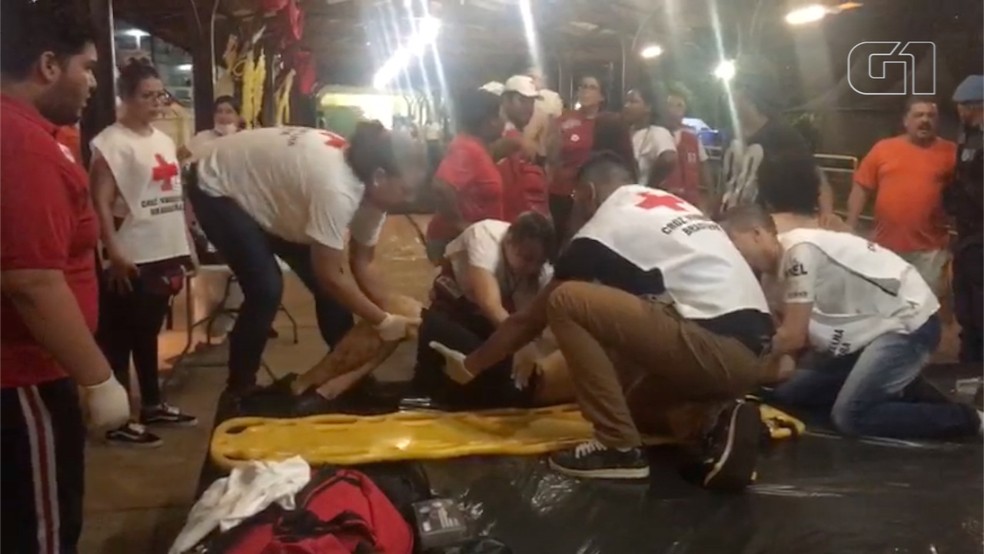 Adolescente alcoolizado sendo socorrido no carnaval em MS &mdash; Foto: Produ&ccedil;&atilde;o/TV Morena