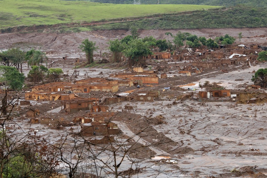 Bento Rodrigues, Mariana, Minas Gerais, após rompimento de barragem em 2015.