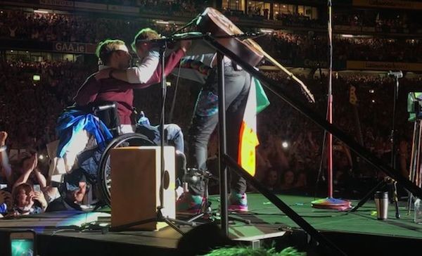 Chris Martin recebendo o fã no show do Coldplay (Foto: YouTube)