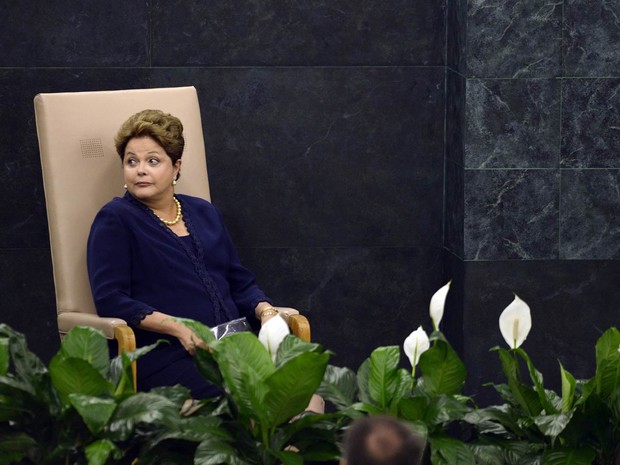 A presidente brasileira, Dilma Rousseff, aguarda antes do início do seu discurso diante da Assembleia Geral da ONU (Foto: Timothy A. Clary/AFP)