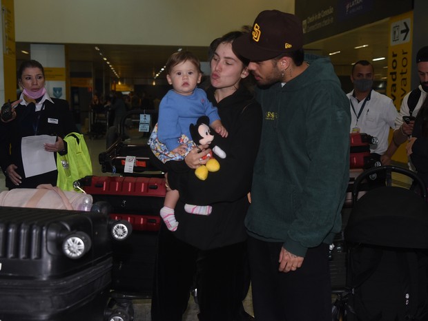 Virgínia Fonseca e Zé Felipe desembarcam com a filha, Maria Alice, no Brasil (Foto: Leo Franco e Natalia Rampinelli/AgNews)