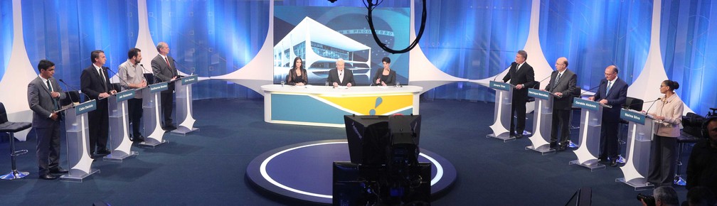 Da esq. para a dir.: os candidatos à Presidência da República Cabo Daciolo (Patriota), Jair Bolsonaro (PSL), Guilherme Boulos (PSOL), Ciro Gomes (PDT), Álvaro Dias (Podemos), Henrique Meirelles (MDB), Geraldo Alckmin (PSDB) e Marina Silva (Rede) participam de debate eleitoral entre os candidatos a presidente promovido pela RedeTV!, em parceria com a revista IstoÉ, em estúdio da emissora em Osasco (SP), na noite desta sexta-feira, 17 (Foto: Daniel Teixeira / Estadão Conteúdo )