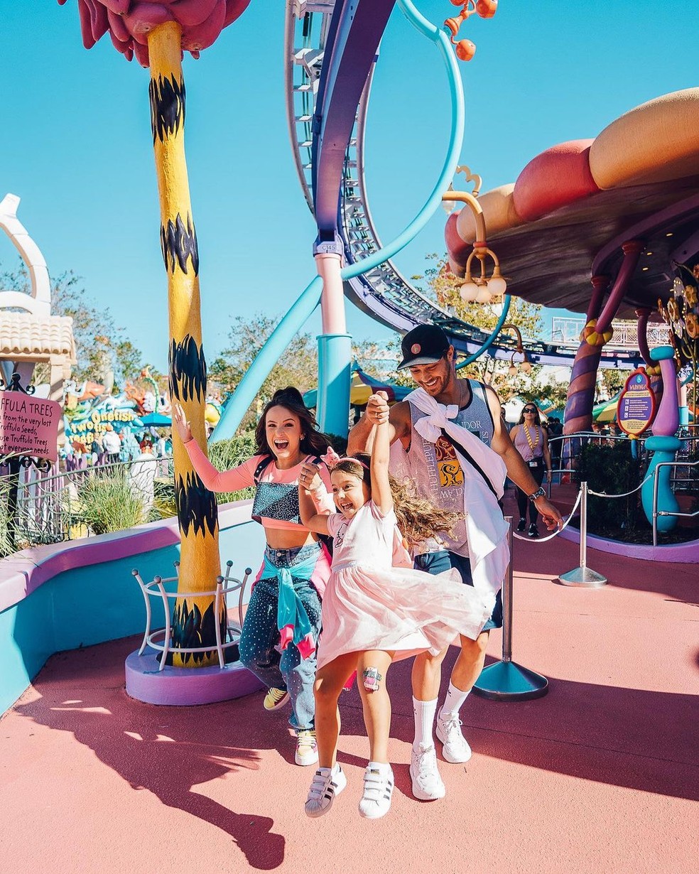 Larissa Manoela e Andr&eacute; Luiz Frambach com Antonella &mdash; Foto: Reprodu&ccedil;&atilde;o/Instagram