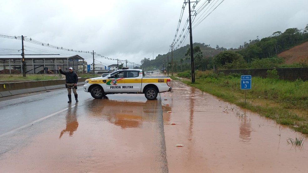 Policiais monitoram rodovia em Itajaí — Foto: PMRv/ Divulgação