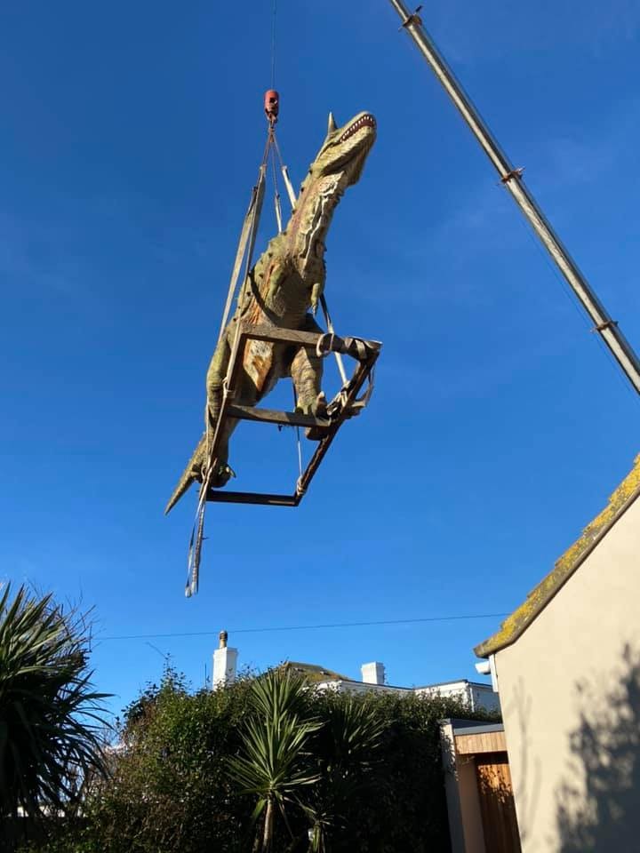 Sem querer, homem encomenda dinossauro gigante para o filho - Super Rádio  Tupi