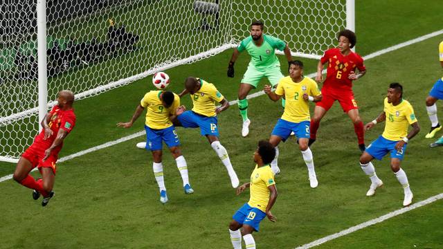 Fernandinho desvia e faz gol contra; Brasil x BÃ©lgica