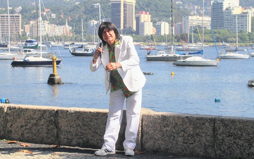 Sósia de Roberto Carlos faz viagem de oito horas para parabenizar cantor no Rio