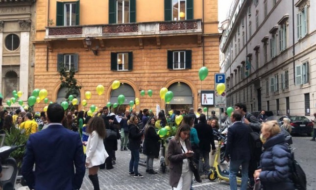 No domingo, brasileiros fizeram uma manifestação em apoio ao presidente Bolsonaro, em frente à embaixada do Brasil, na Piazza Navona, em Roma 