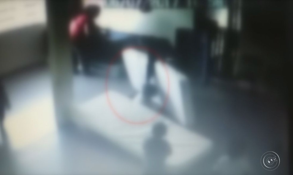 Trecho do vídeo mostra a monitora puxando o cabelo de uma das crianças (Foto: Reprodução / TV TEM )
