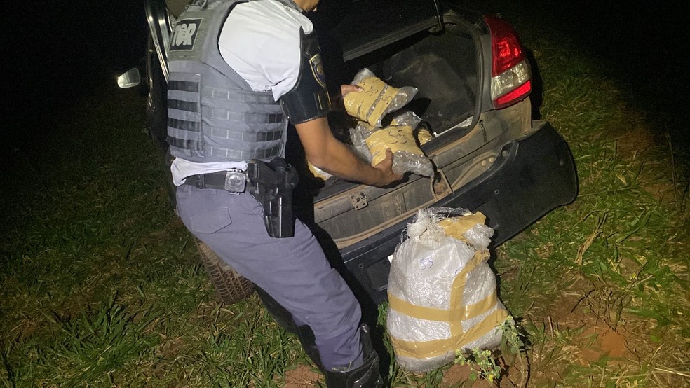 Carro é apreendido com mais de 28 quilos da droga skank, em Piquerobi (SP) — Foto: Polícia Rodoviária