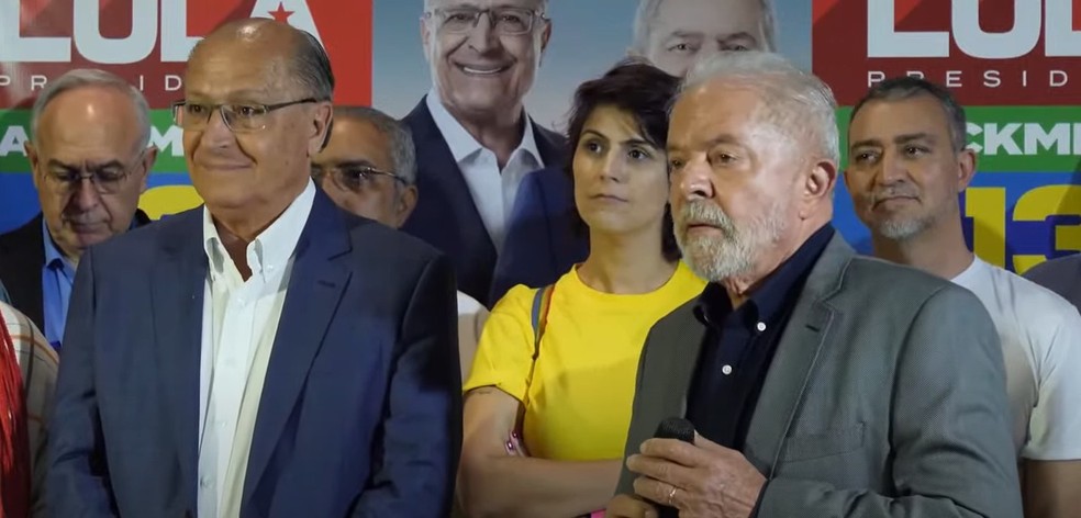 O candidato do PT ao Palácio do Planalto, Lula, durante entrevista coletiva em Porto Alegre (RS) — Foto: Reprodução/YouTube Lula