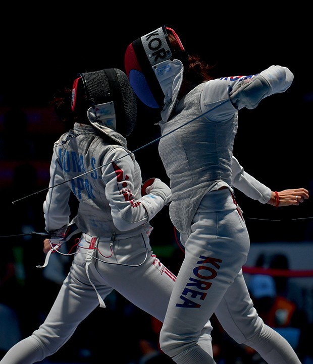A japonesa sera azuma em duelo com a sul-coreana Jeon Hee Sook durante a semifinal dos jogos asiáticos 2018, em Jakarta. A dupla está entre as poucas mulheres que praticam o esporte (Foto: Divulgação)