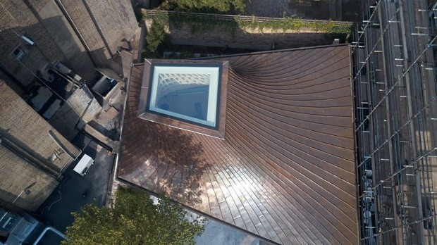 Telhado de cobre e piscina subterrânea são atração em casa inglesa (Foto: Divulgação)