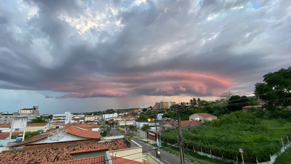 "Nuvem-prateleira se formou na tarde deste sábado no Crato — Foto: Flaviana Jorge