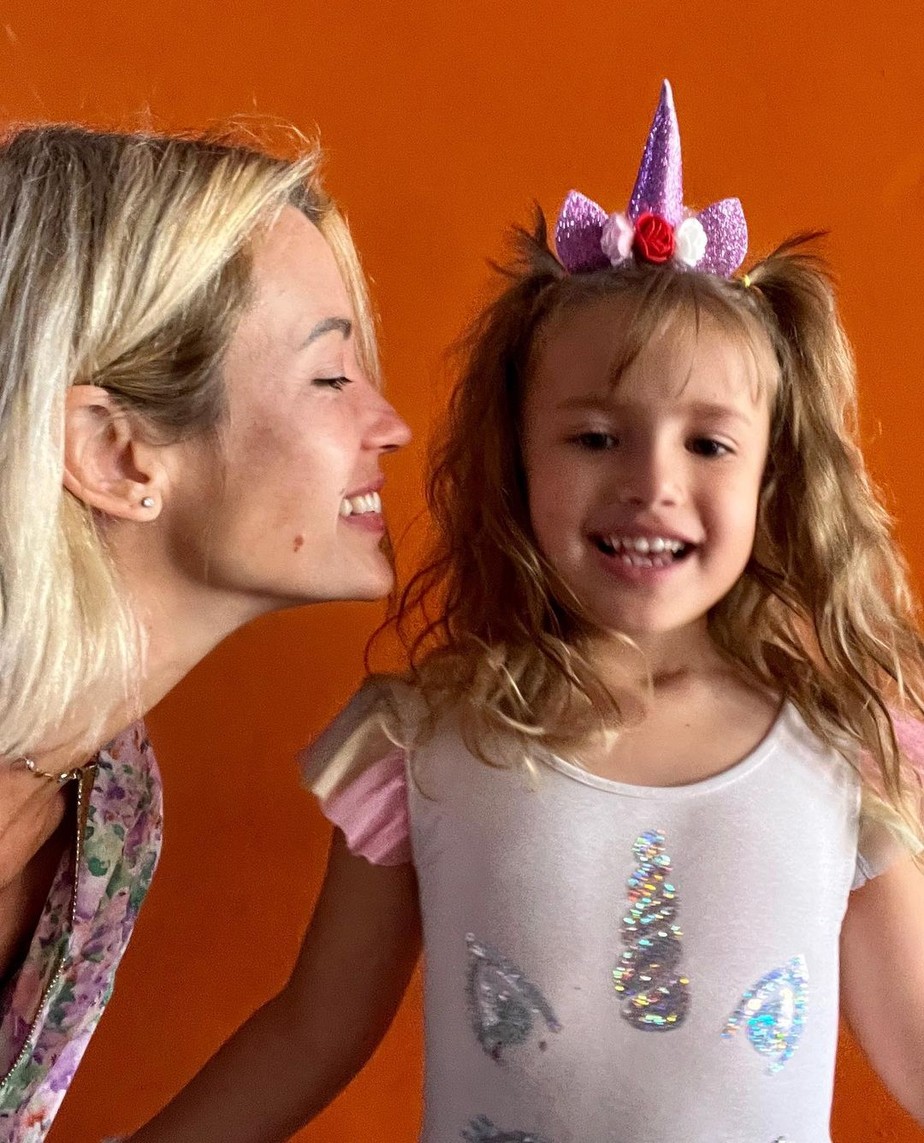 Semelhança entre Juliana Didone e filha chama atenção na web