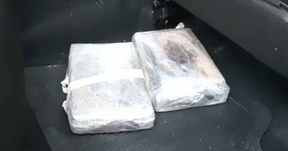 Motorista é preso com 11 Kg de cocaína escondidos em estofado de banco na Dutra em Roseira — Foto: Divulgação