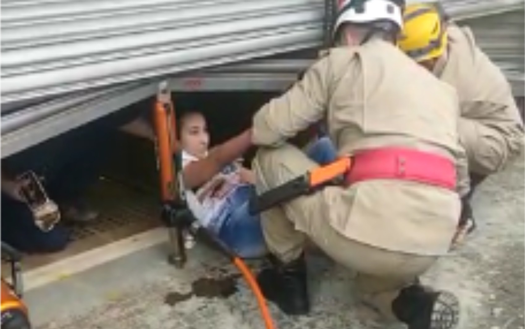 Bombeiros são chamados para retirar pessoas que ficaram presas em agência bancária após porta travar, em Trindade; vídeo