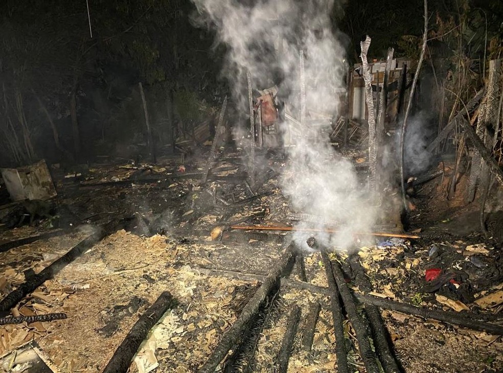 Três estruturas ficaram destruídas no Jardim Boa Esperança, em Hortolândia — Foto: Daniel Mafra / EPTV