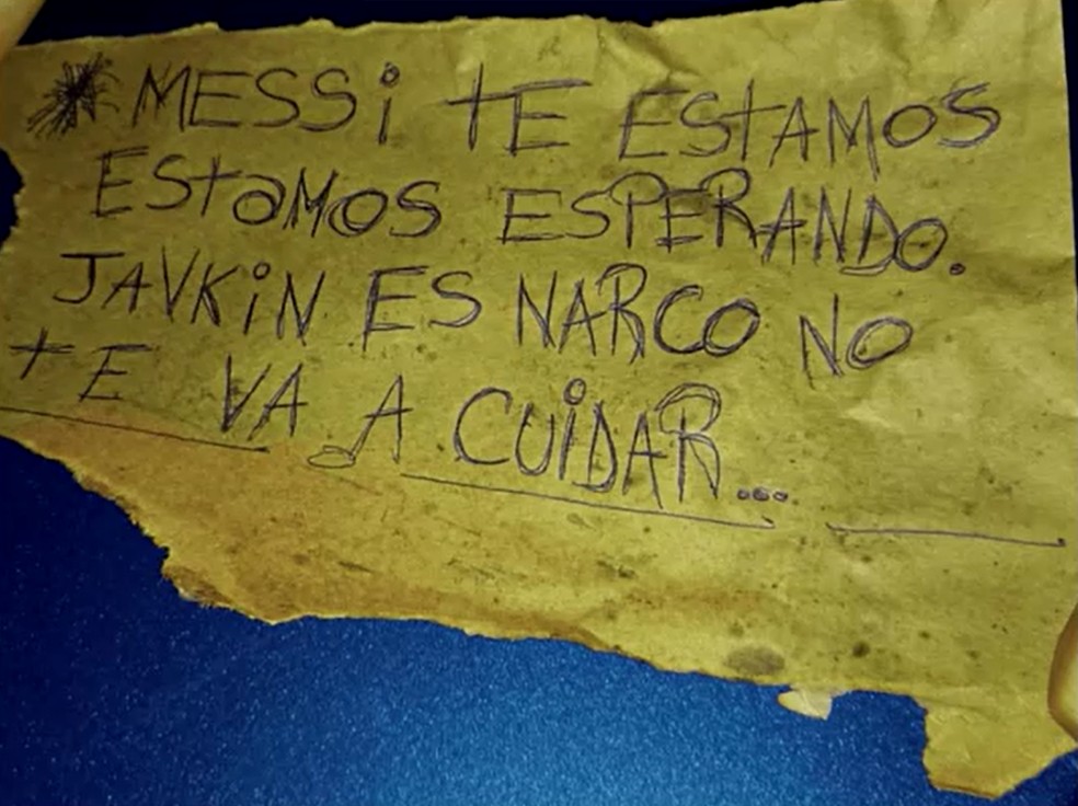 Bilhete deixado por criminosos com ameaças ao jogador argentino Lionel Messi — Foto: Rosario 3/via REUTERS