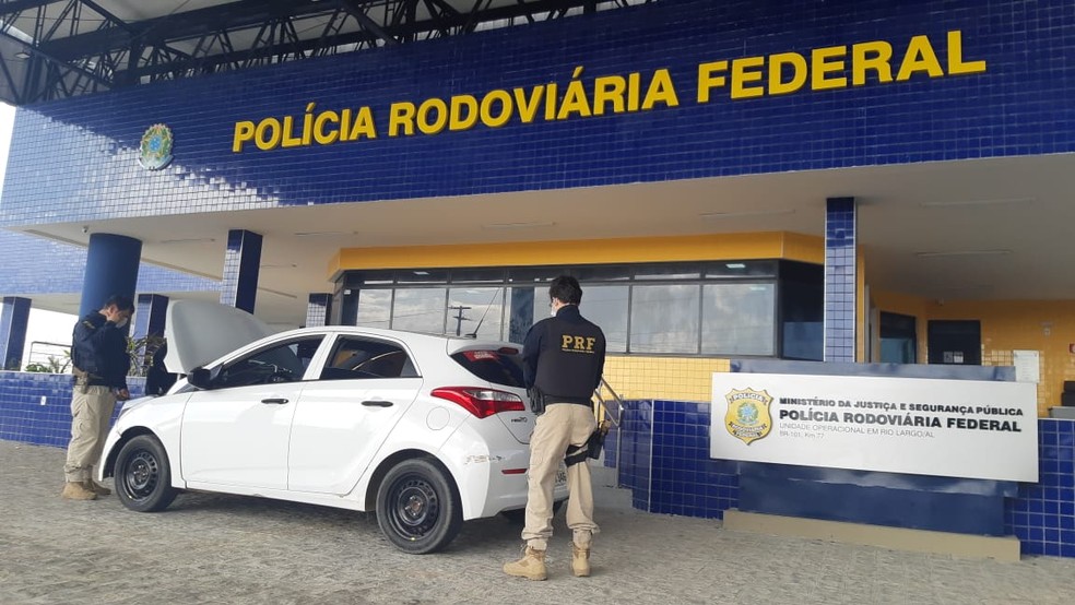 PRF recupera carro roubado e prende homem por receptação durante fiscalização em Rio Largo, Alagoas. — Foto: Ascom/ PRF