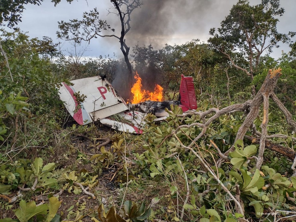 Duas pessoas morreram carbonizadas em queda de avio em Araguaiana (MT) em maro deste ano  Foto: Polcia Militar de Mato Grosso