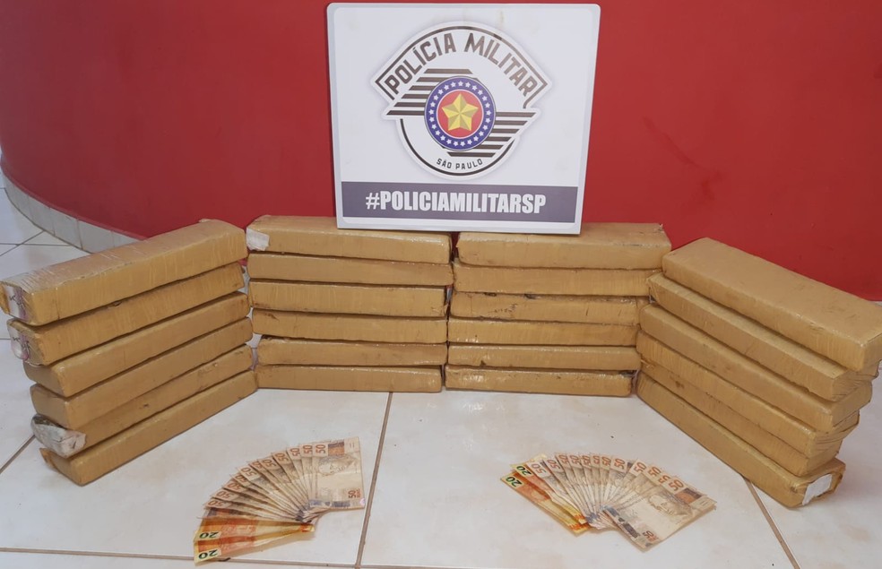 Rapazes são presos por tráfico de drogas em Adamantina — Foto: Polícia Militar 