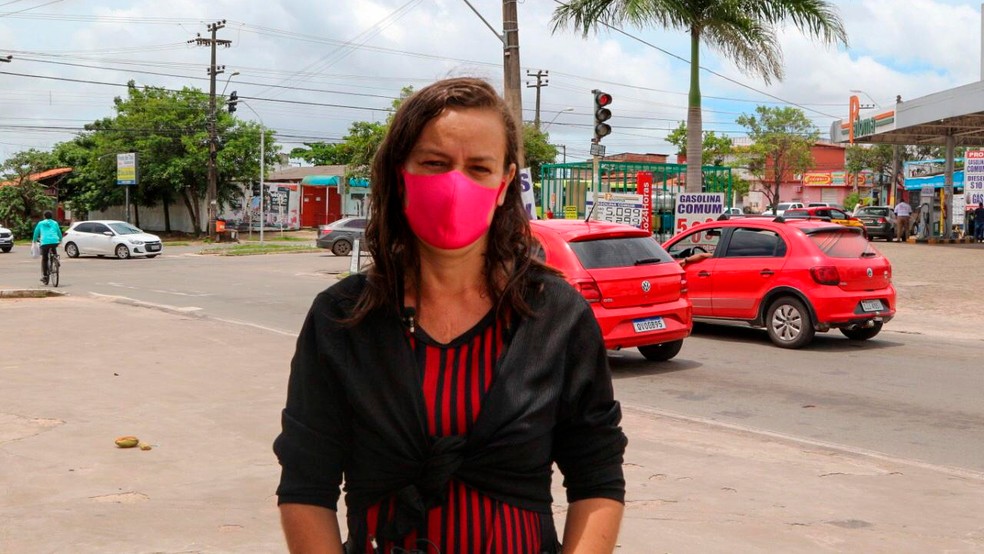 Mãe anda 2 quilômetros por dia para vender paçocas no sinal e sustentar filhos em São Luís — Foto: Neto Cordeiro/G1