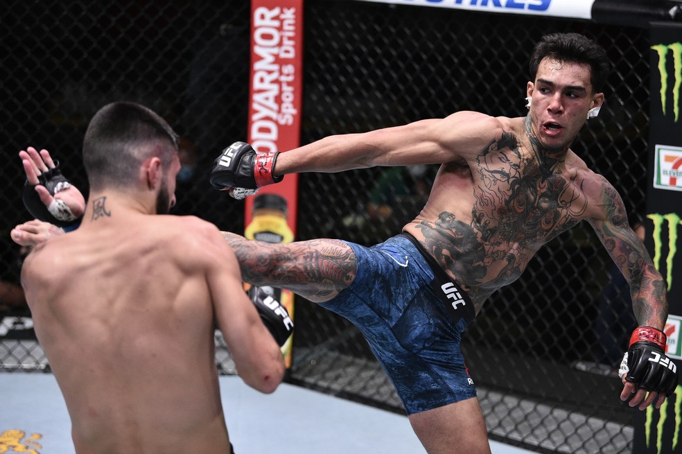 Andre Fili golpeia Charles Jourdain em sua vitória no UFC: Eye x Calvillo — Foto: Getty Images