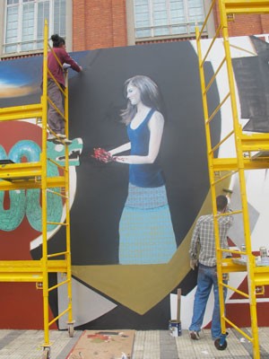Quatro artistas participaram da produção do mural (Foto: Nathália Duarte/G1)