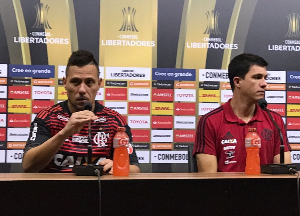 Diego Alves ao lado de Barbieri em entrevista coletiva no Mineir&atilde;o (Foto: Cah&ecirc; Mota)