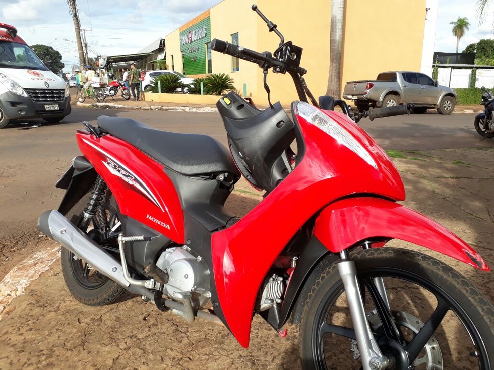 Moto que a vítima pilotava ficou danificada, em Campo Grande (Foto: Jeferson Ageitos/TV Morena)