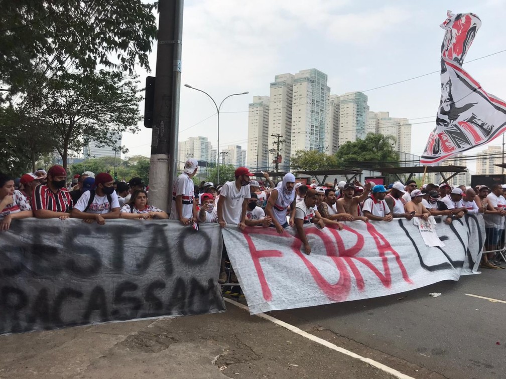 Torcida organizada do São Paulo recorda vídeo para protestar contra Daniel Alves; assista