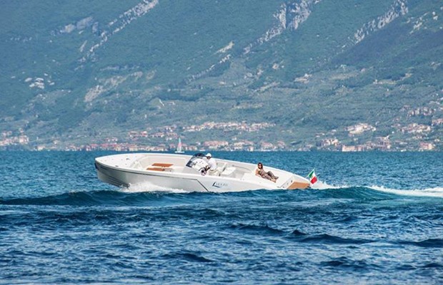 Barco limousine, emprestado por resort italiano (Foto: Divulgação)