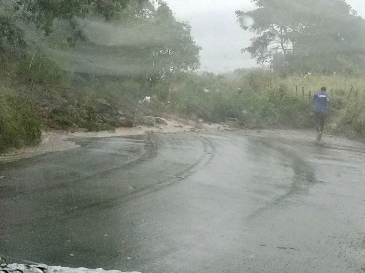 Chuva provoca deslizamento de barreira e alagamentos em Palmeira dos Índios, AL