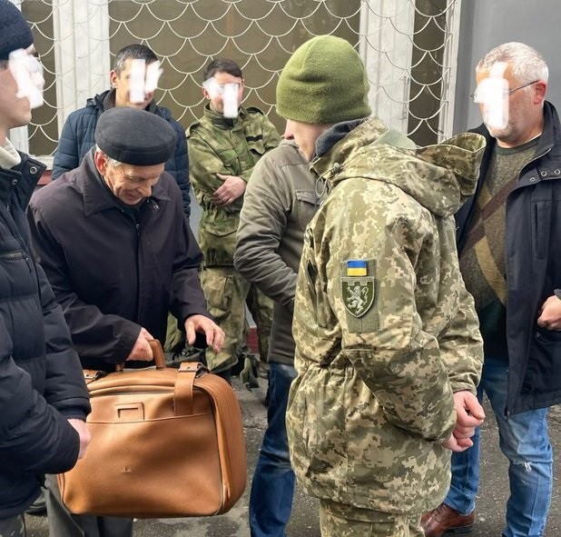 Foto de avô de 80 anos se alistando no exército ucraniano viralizou nas redes sociais (Foto: Reprodução/Twitter)