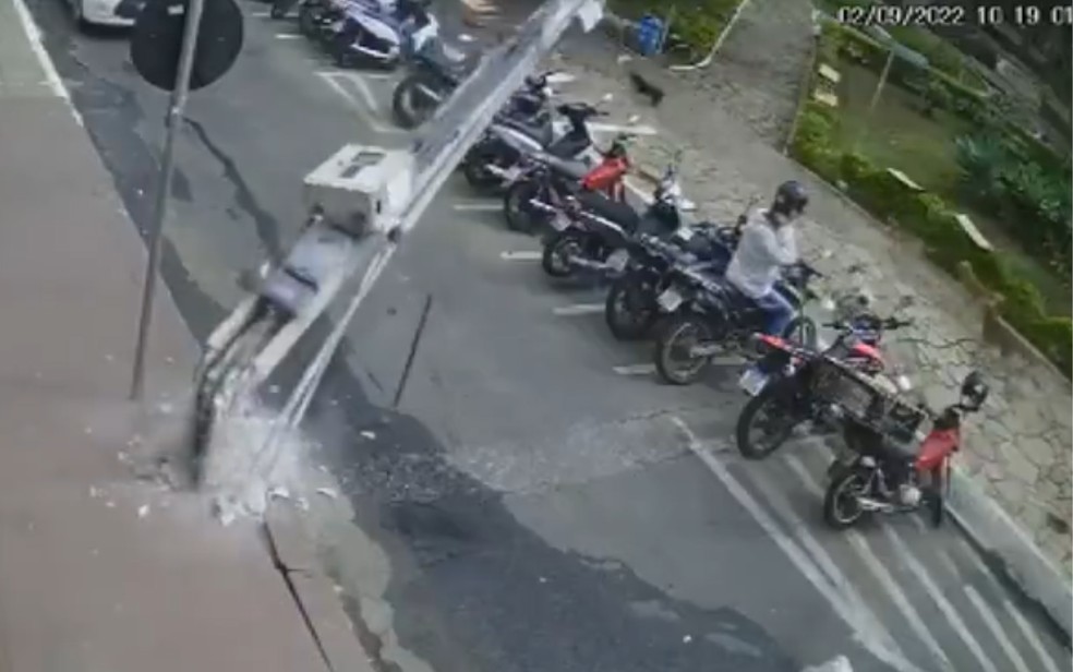 Motociclista havia estacionado moto momentos antes do poste cair — Foto: Arquivo pessoal