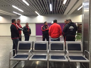 Em crise, Fla desembarca no Rio sem torcida e com segurança reforçada