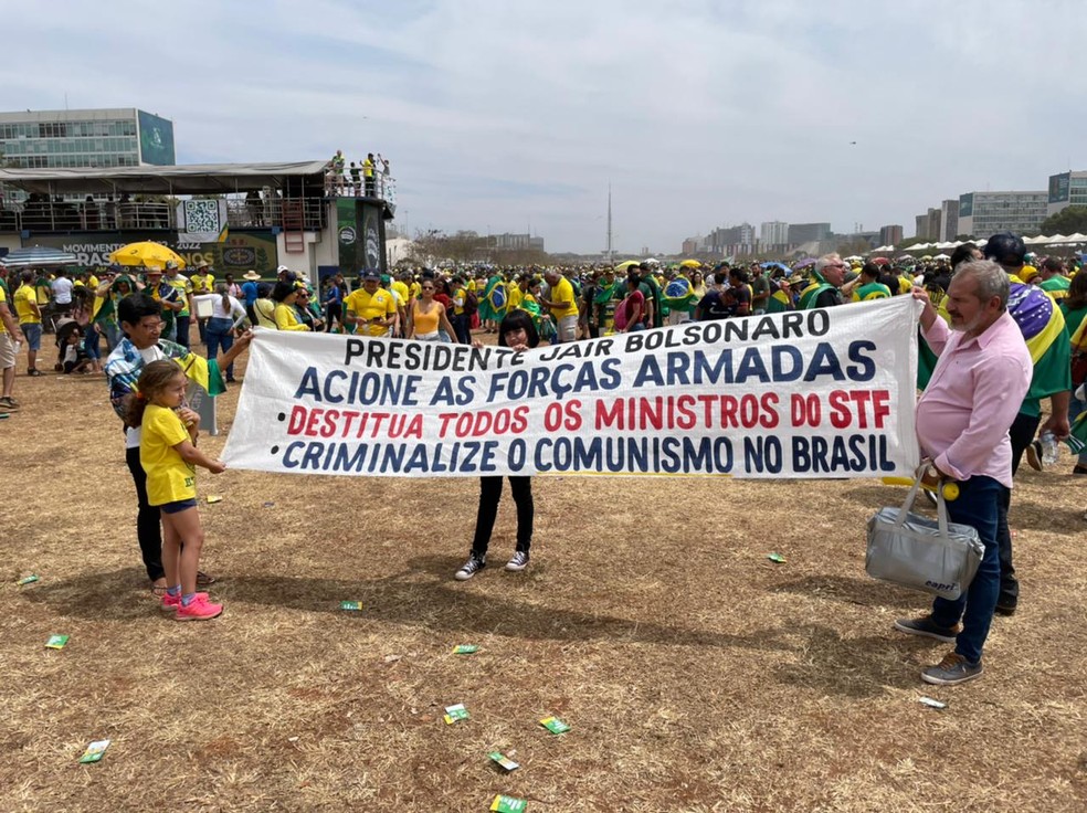 Faixa antidemocrática em favor do presidente Jair Bolsonaro (PL) durante comemorações do 7 de Setembro, em Brasília — Foto: Walder Galvão/TV Globo