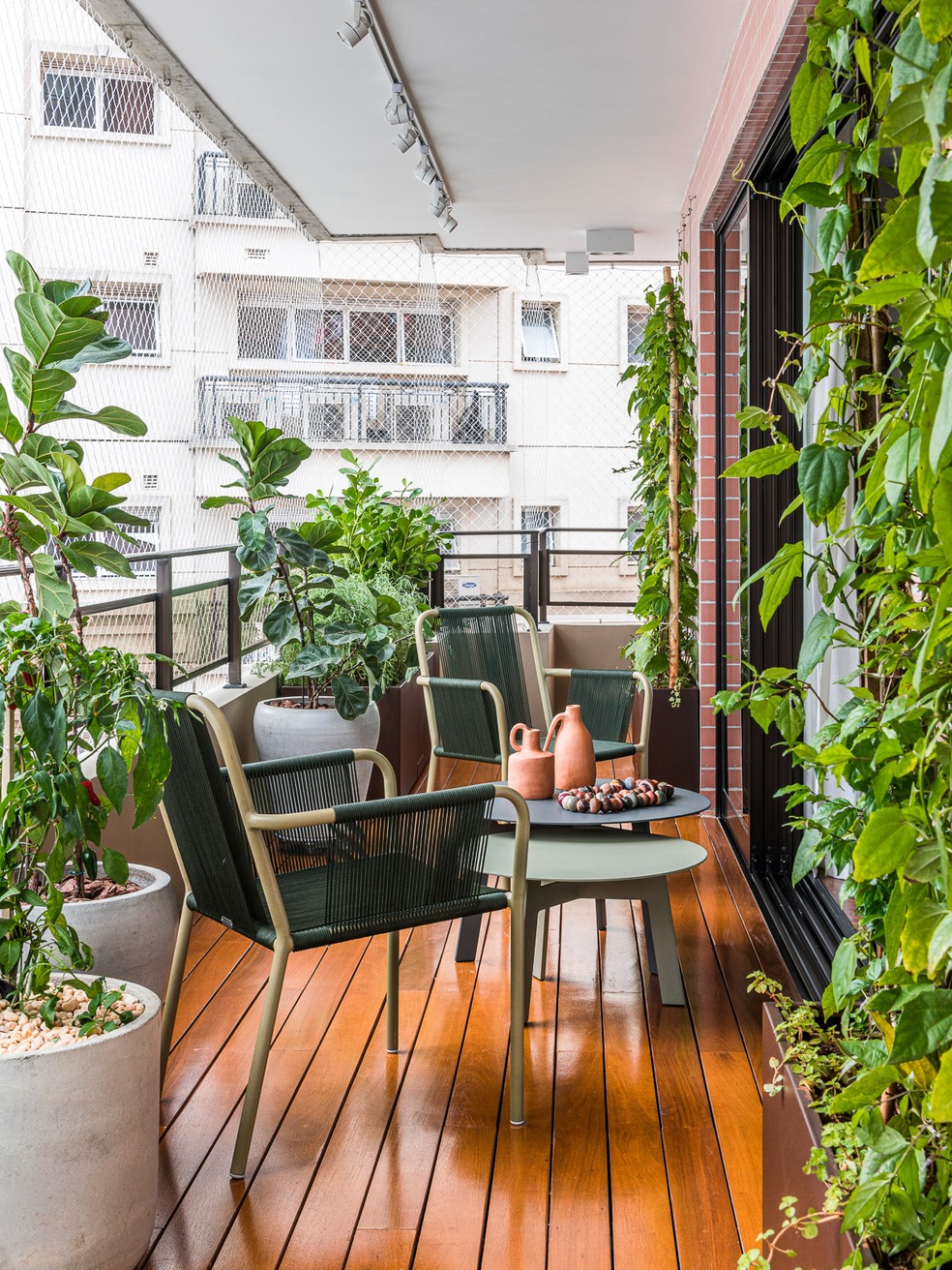 Um extenso jardim vertical emoldura a varanda aberta — Foto: Renato Navarro