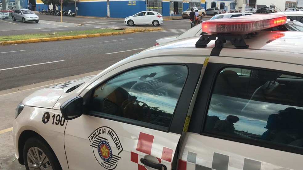 Batida entre dois carros foi registrada em cruzamento de Dracena — Foto: Carlos Volpi/TV Fronteira